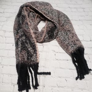 Women's chunky scarf.